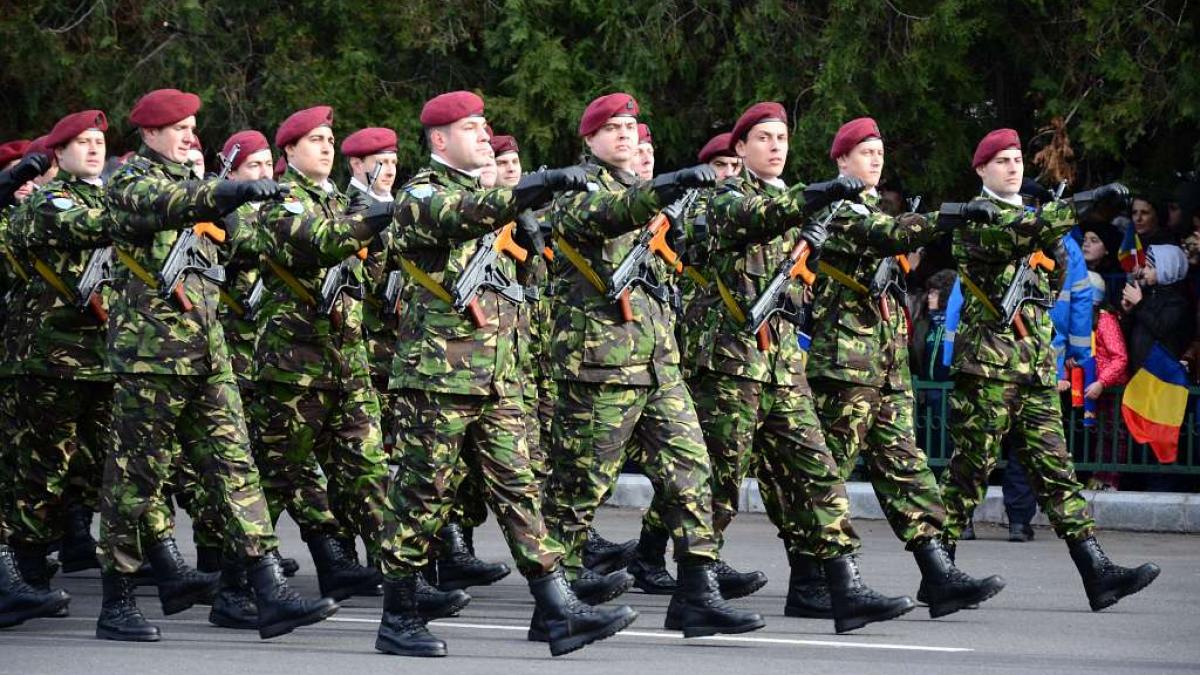 Spectacol de Ziua Națională! Un căţeluş maidanez s-a strecurat printre soldaţi şi a preluat conducerea paradei militare 