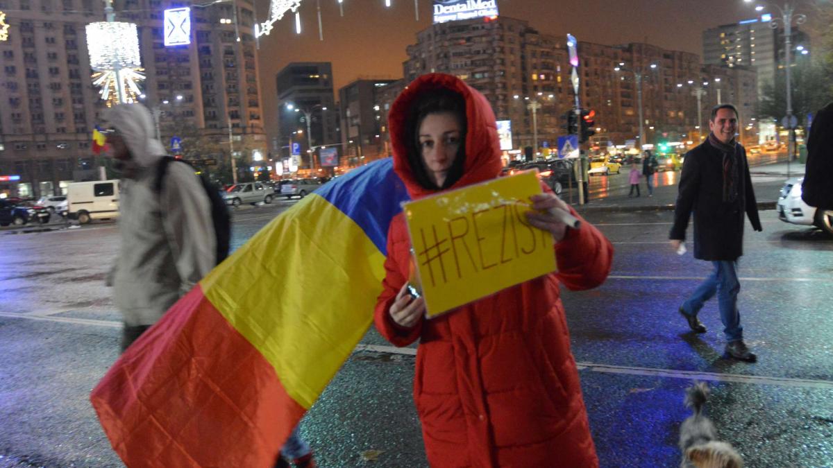 Câteva sute de persoane la protestul din Piaţa Victoriei; manifestaţii şi în Braşov, Cluj-Napoca, Craiova şi Sibiu