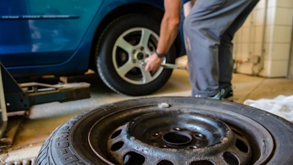 Cum au ajuns service-urile auto din România sa-si doreasca angajati chinezi