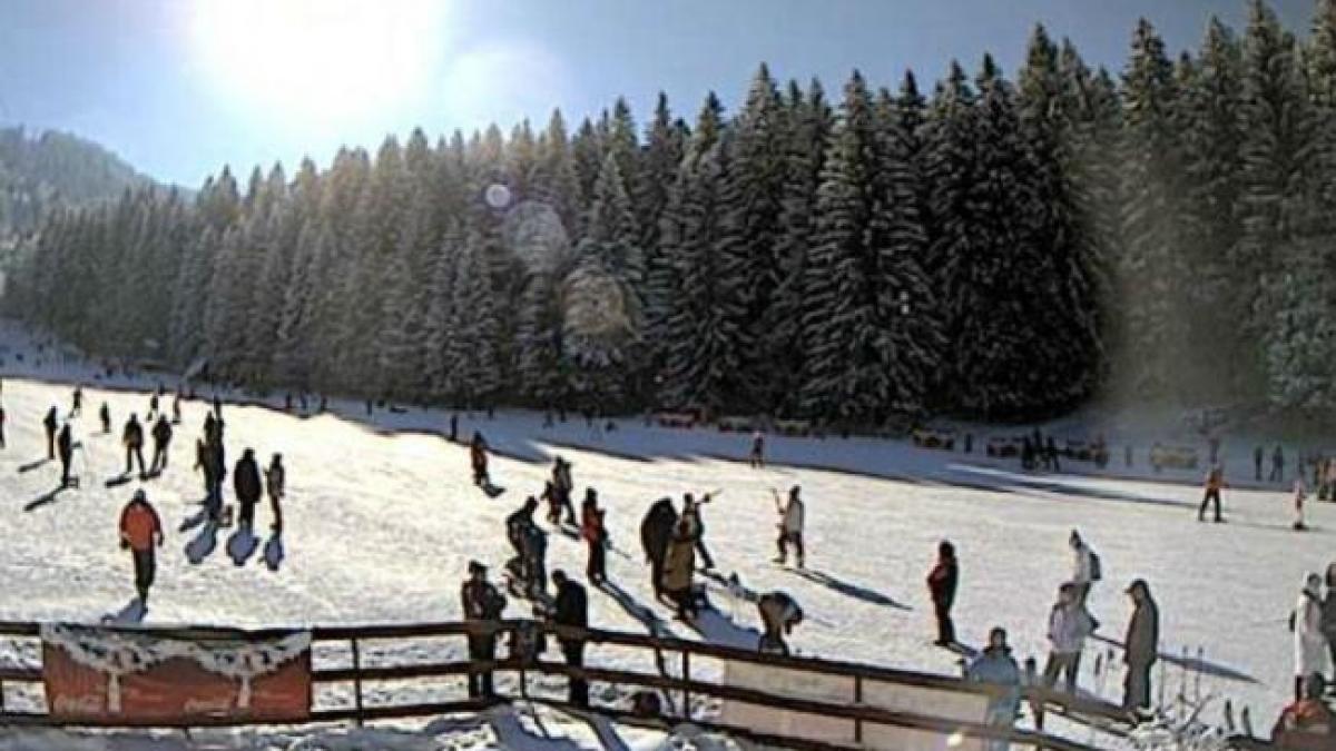 Staţiunile turistice din Poiana Braşov au fost asaltate de turişti în minivacanţa de 1 Decembrie