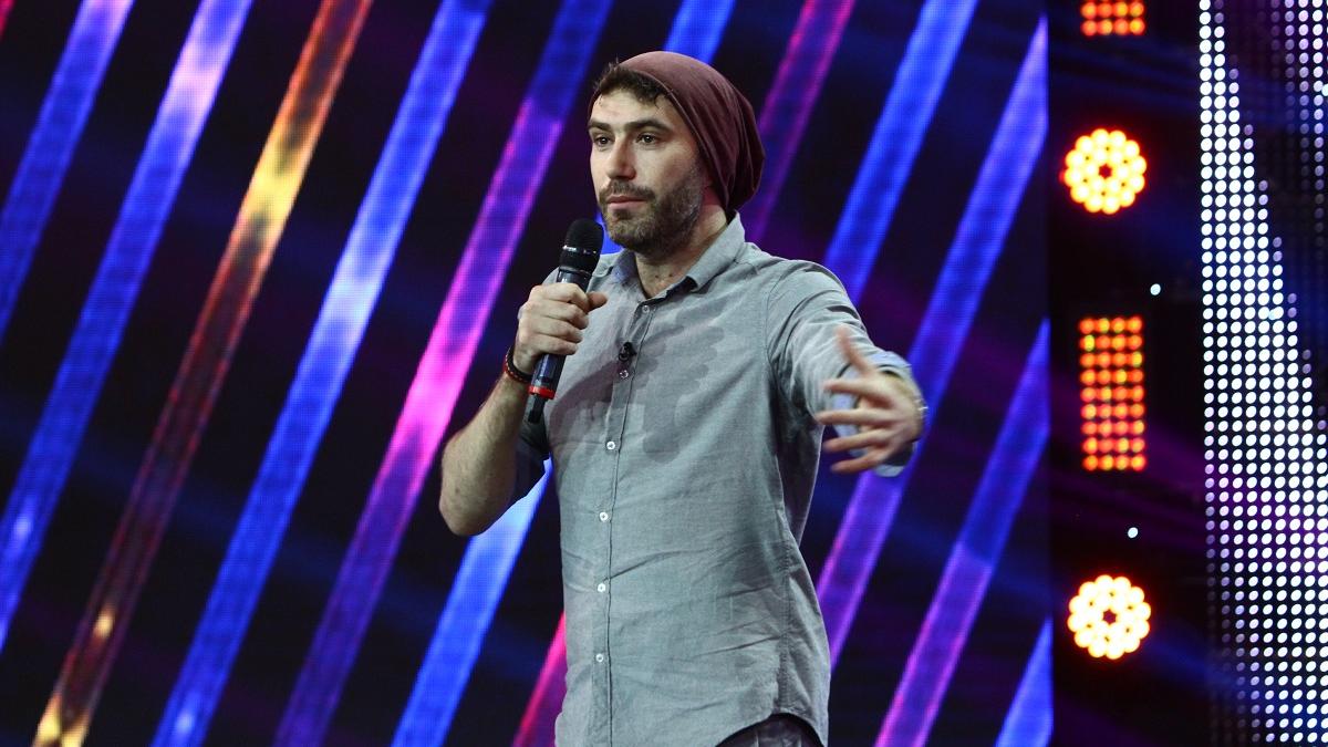 Dependent de emoțiile de pe scenă, Adi Bobo  se pregătește pentru a doua finală ”iUmor”