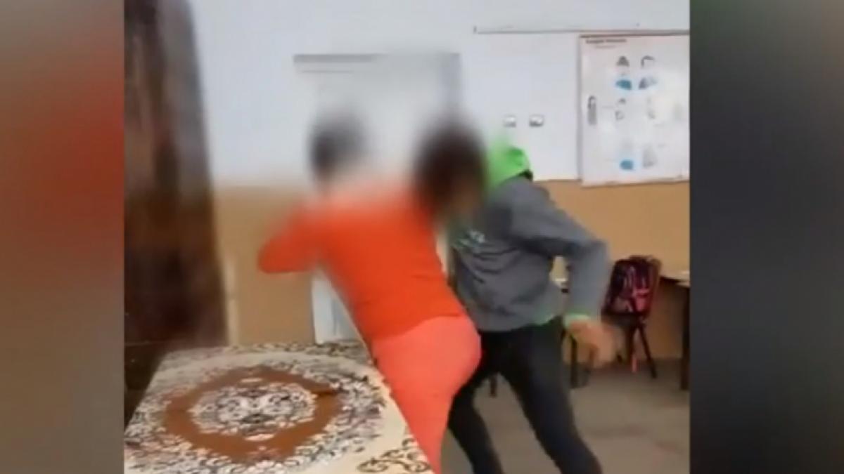 unul din elevii care au agresat o profesoara retinut pentru 24 de ore restul au nota 4 la purtare