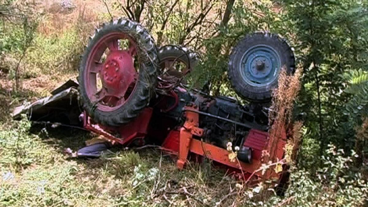 Bărbat găsit mort sub un tractor răsturnat pe câmp
