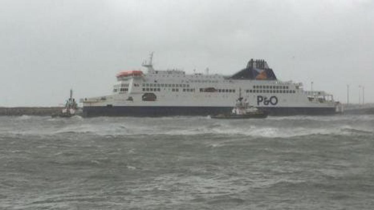 Un feribot cu 300 de pasageri a eșuat la Calais din cauza vremii nefavorabile