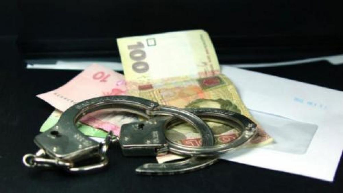 Instructor auto prins în flagrant în timp ce încerca să mituiască un poliţist examinator