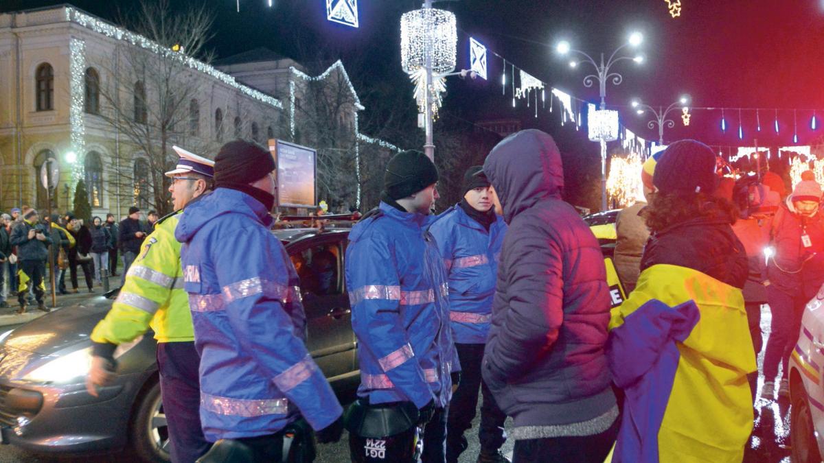 Poliția, alarmată de fenomenul „Scoateți furci și topoare”