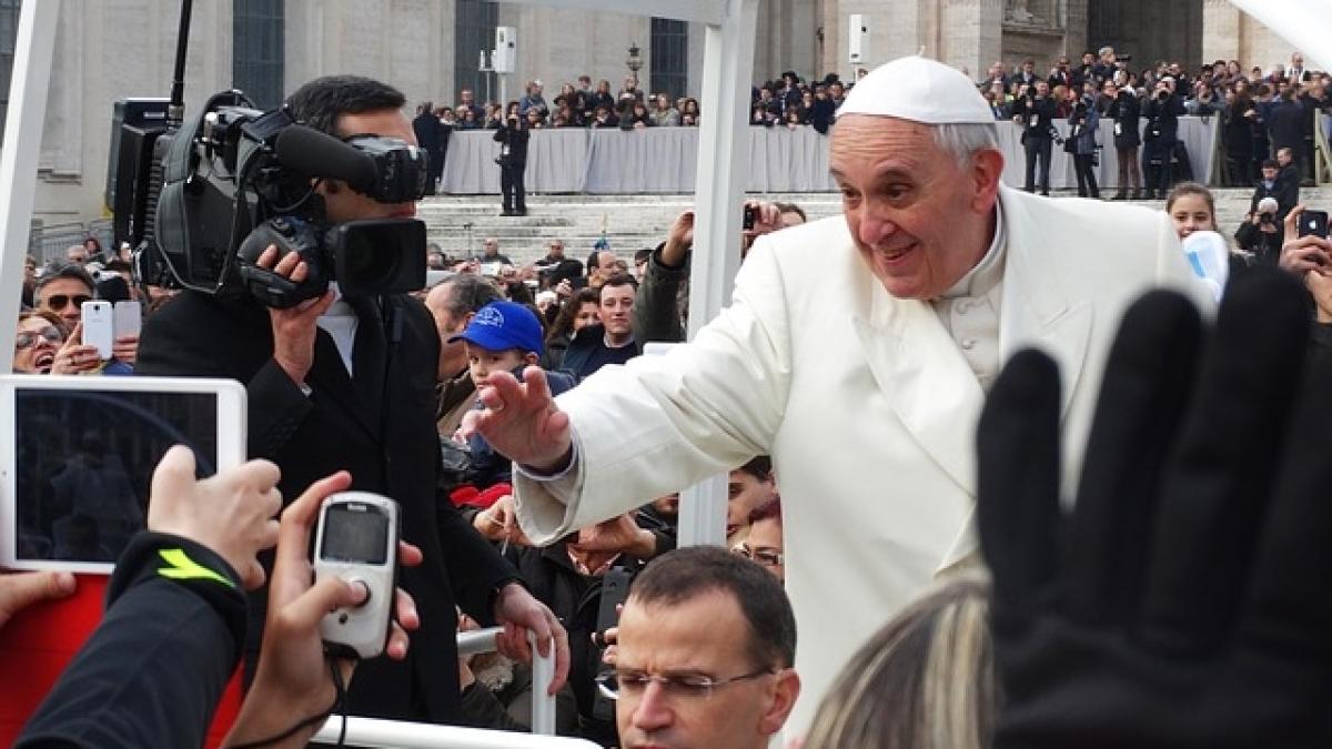 Papa Francisc indeamna: Evitati dialogul cu Satan