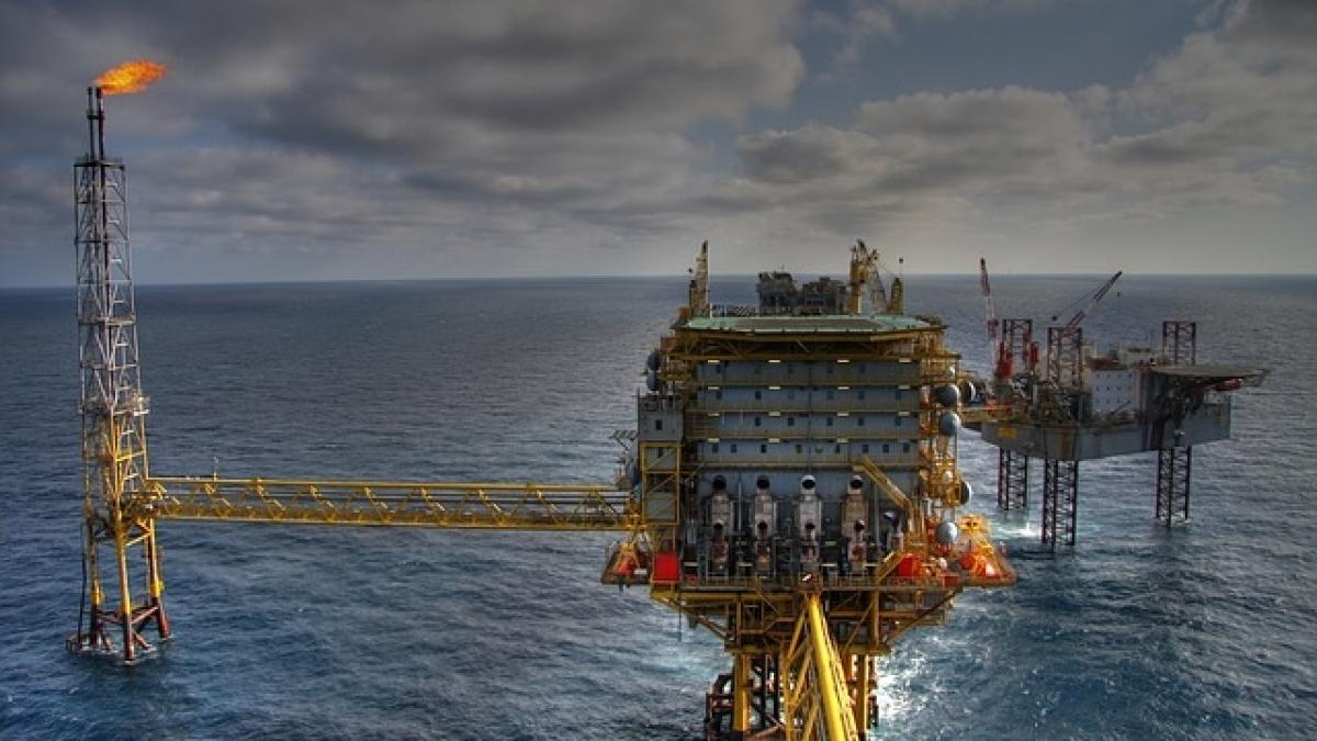 Pretul petrolului urca, stocurile americane scad!