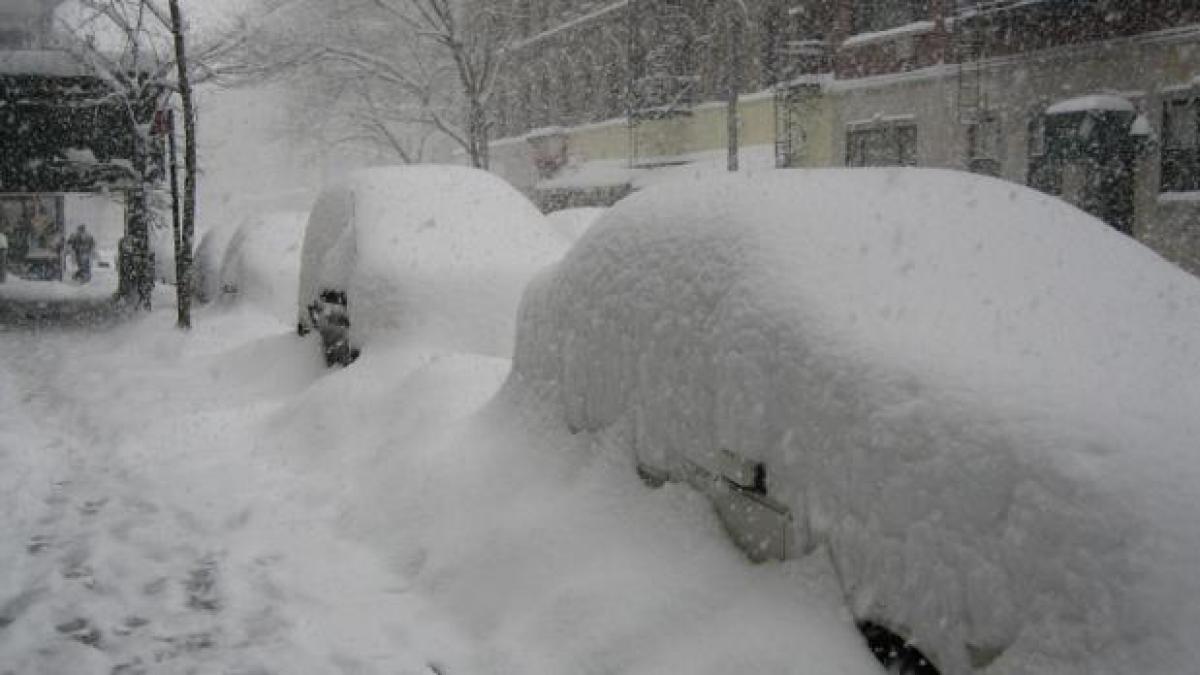 AVERTIZARE METEO - Ploi, ninsori și intensificări ale vântului