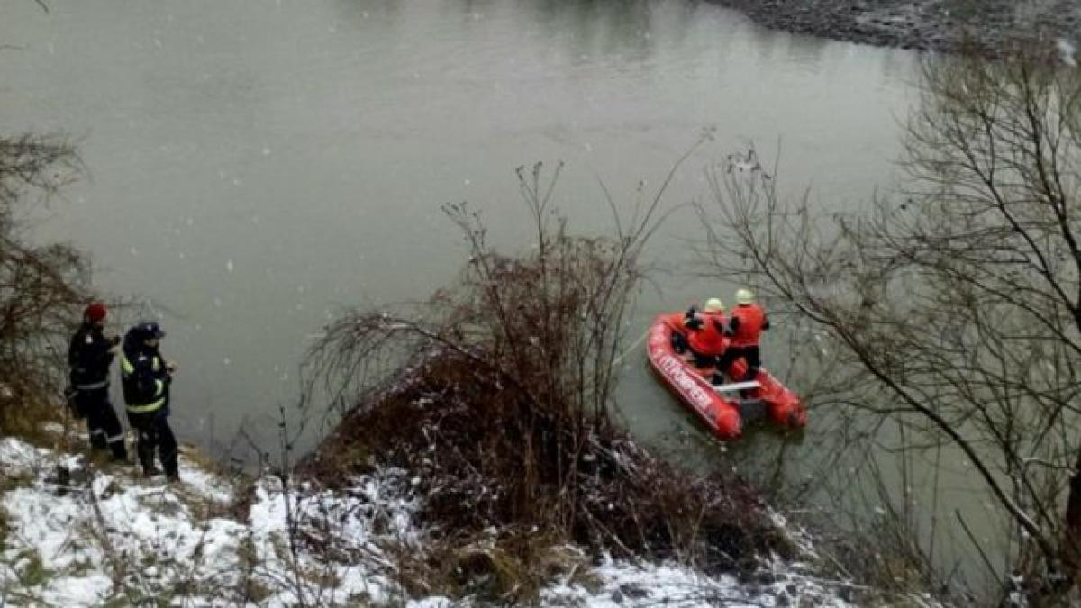 Mașina căzută duminică în râu Olt în că nu a fost găsită