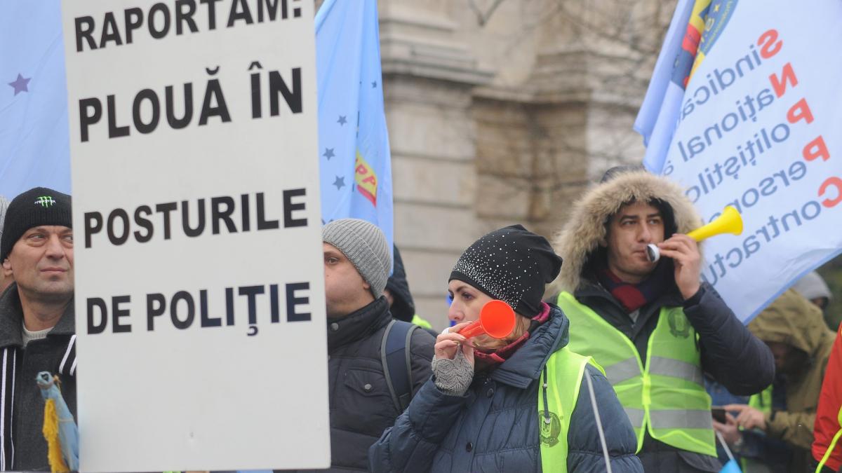 Moș Crăciun nu vine și la polițiști