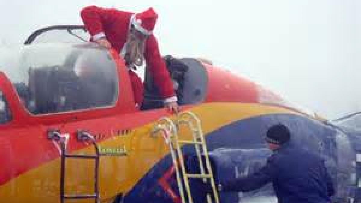 Copiii militarilor au primit cadouri de la Moş Crăciun care a coborât din elicopter 