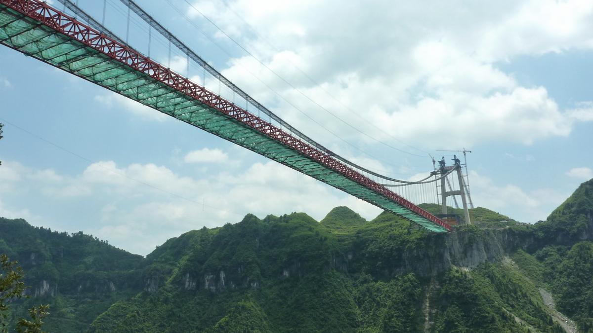 Pod din sticlă inaugurat în China