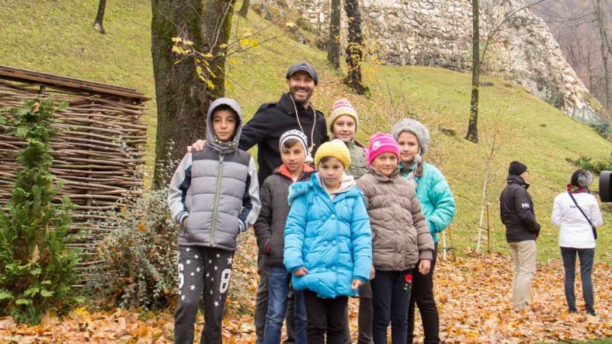 Nicolai Tand, chef pentru 30 de copii, în bucătăria lui nea Mărin