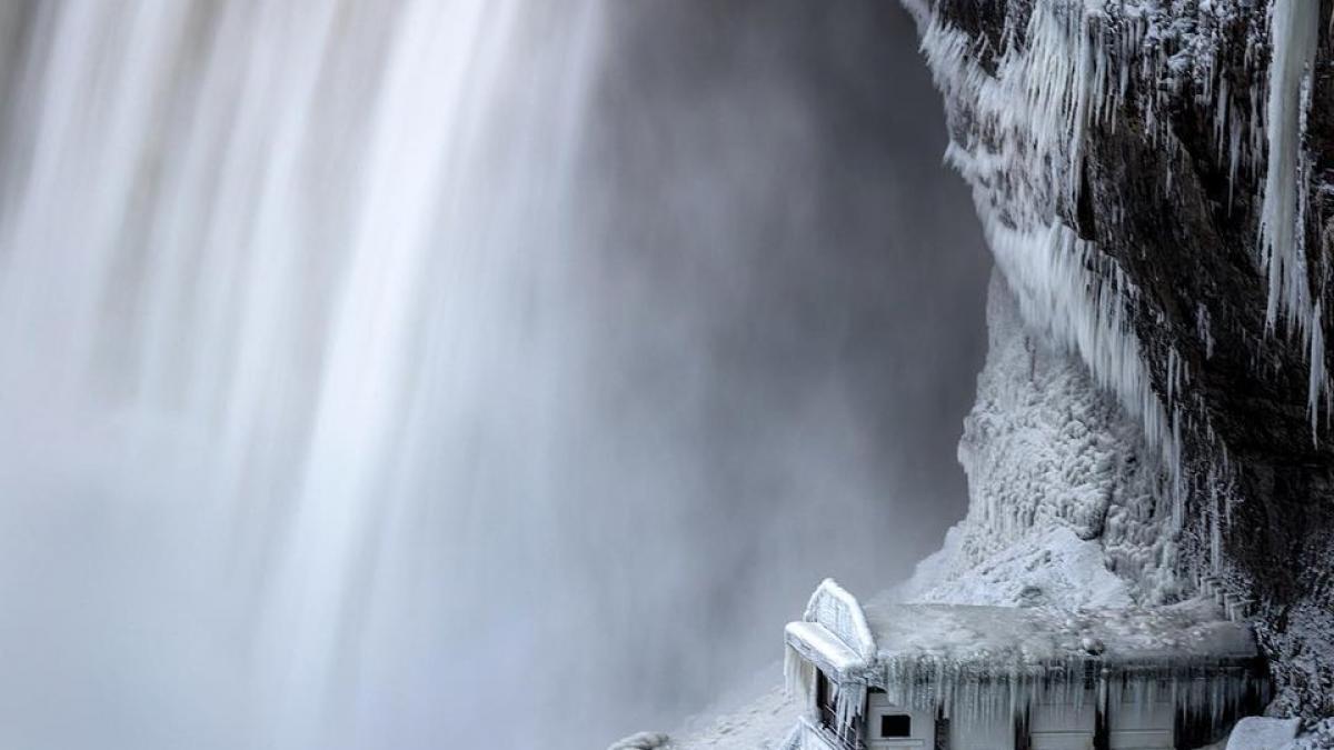 Imagini spectaculoase - Cascada Niagara a transformat împrejurimile într-un regat de gheața