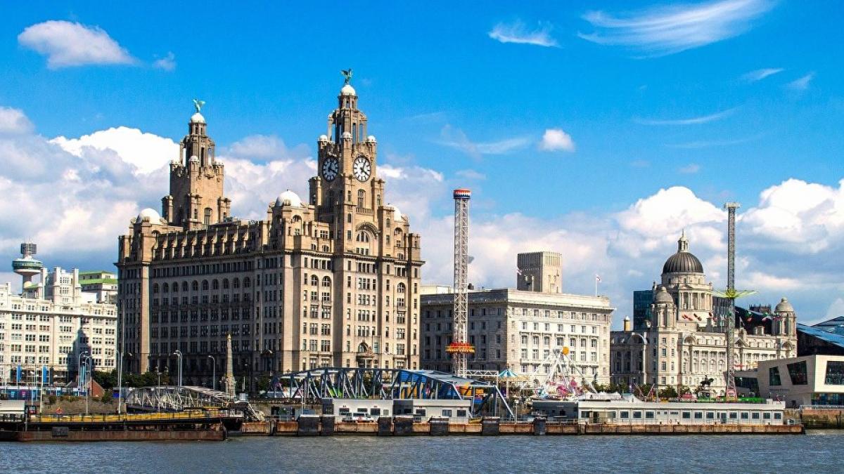 Peste 1000 de masini distruse de un incendiu la Liverpool VIDEO