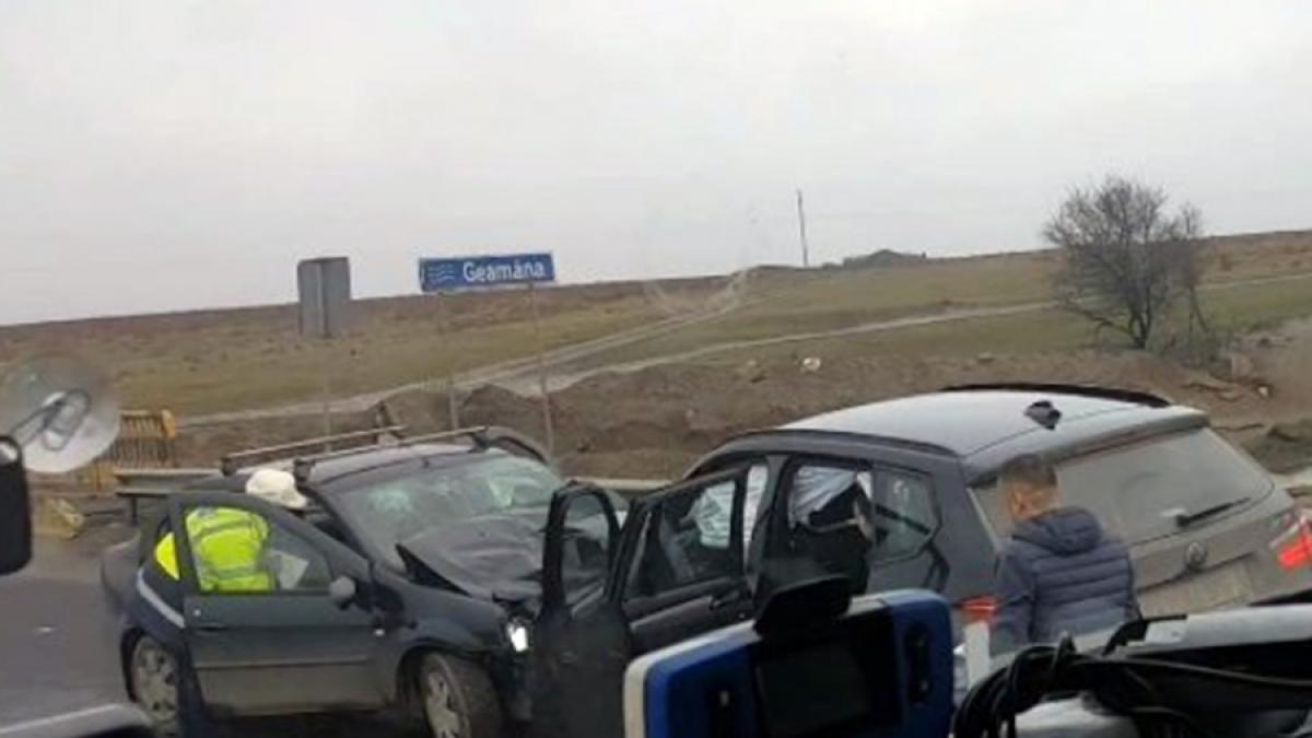 Accidentul de pe DN1, provocat de o şoferiţă de 20 de ani; sensul de mers spre Sibiu - în continuare blocat