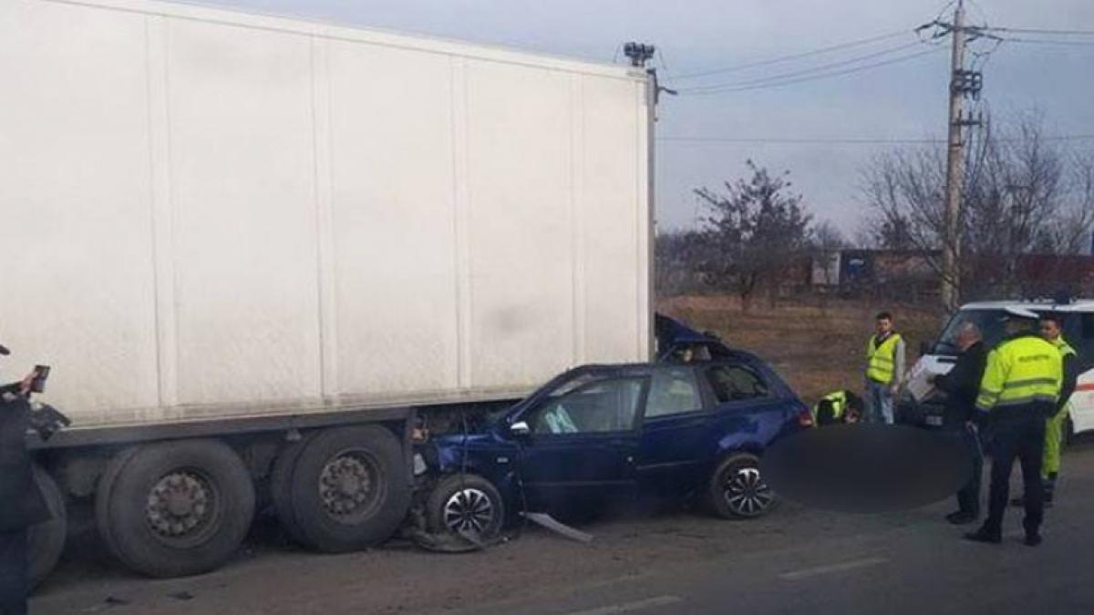 Accident teribil în Arad! Un bărbat şi-a pierdut viaţa după ce a ajuns cu maşina sub un TIR 