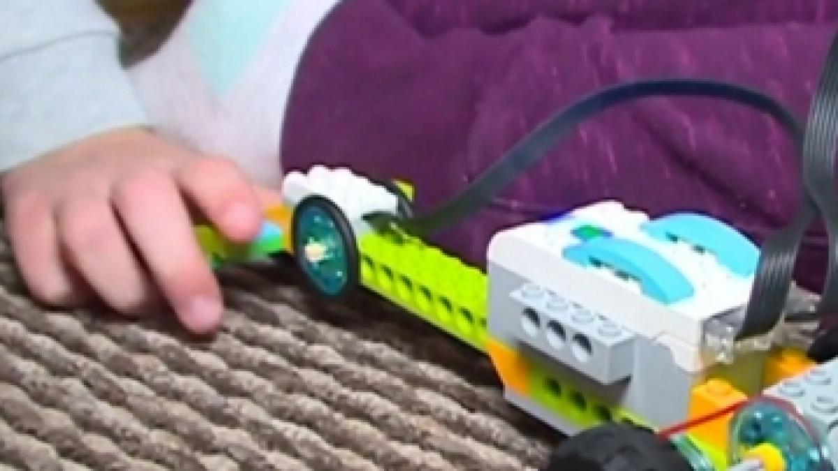 Copiii învaţă robotică cu ajutorul pieselor de Lego
