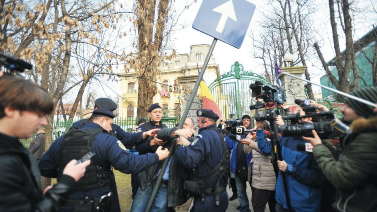 Mălin Bot, aninat de stâlp la sediul PSD