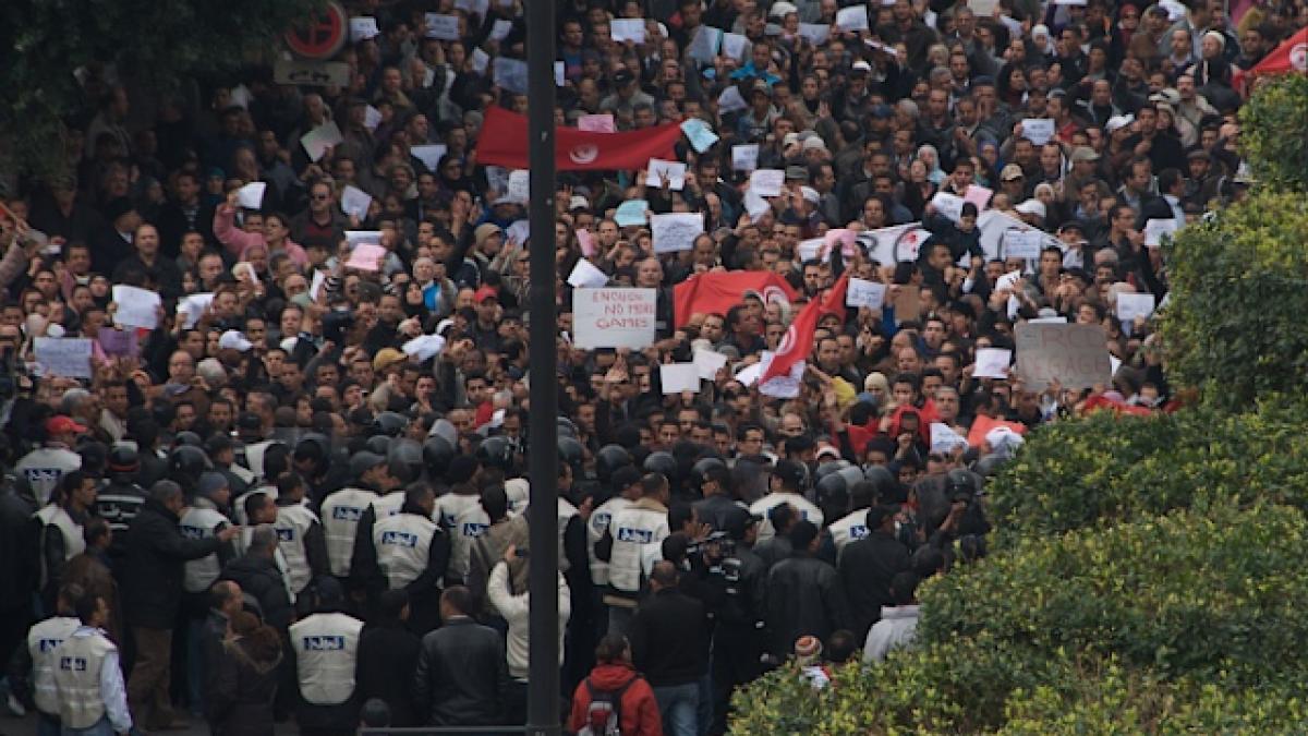 Protestele violente continuă în Tunisia