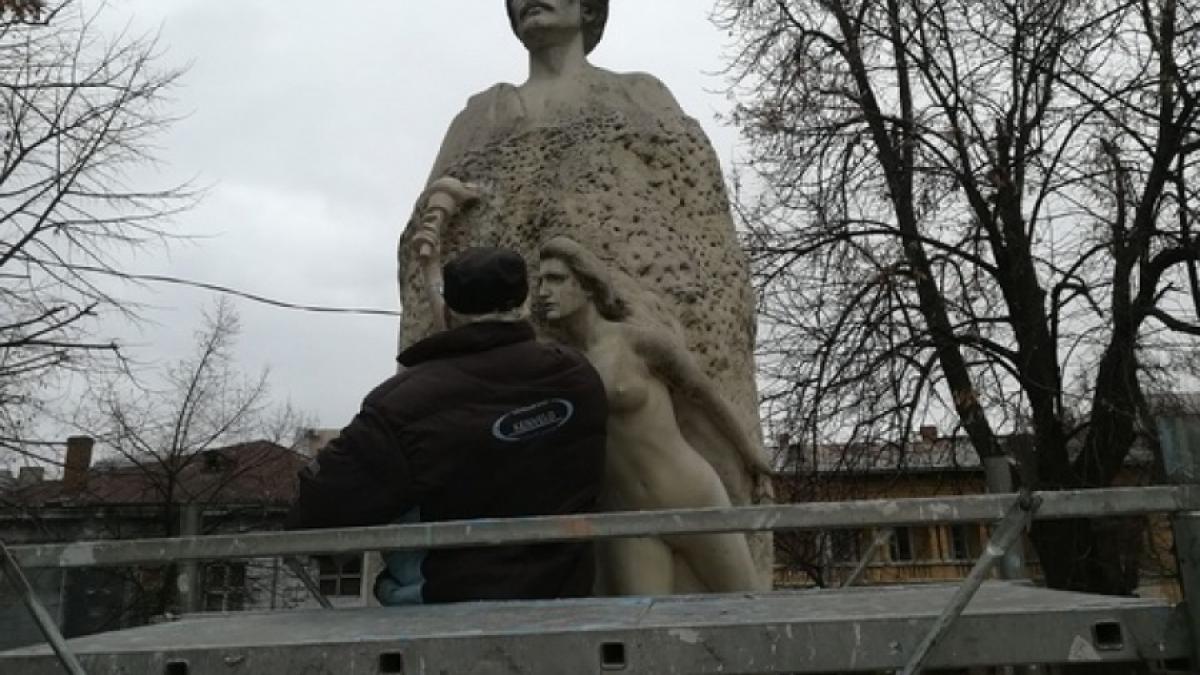 A Fost Vandalizată Cea Mai Veche Statuie Din ţară A Lui Mihai Eminescu 8286