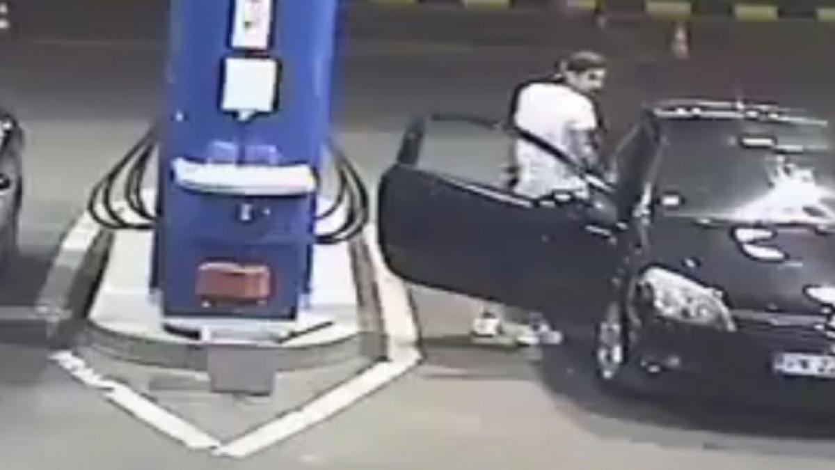 Doi bărbaţi din Arad au găsit o metodă inedită de a alimenta gratis mașina în benzinarie