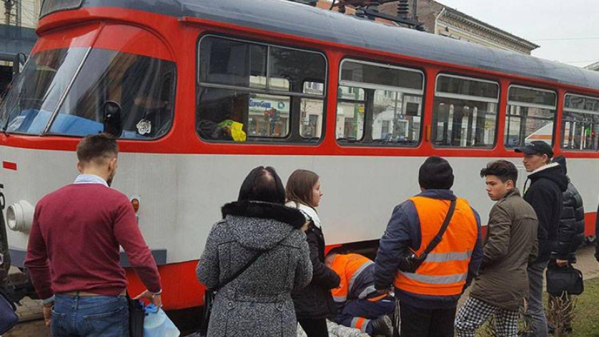 O fetiţă a scăpat miraculos cu viaţă după ce a fost călcată de tramvai