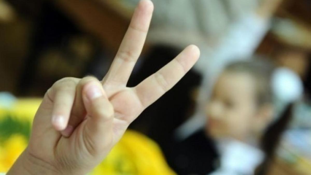 Elevii şi preşcolarii se întorc de luni la şcoală