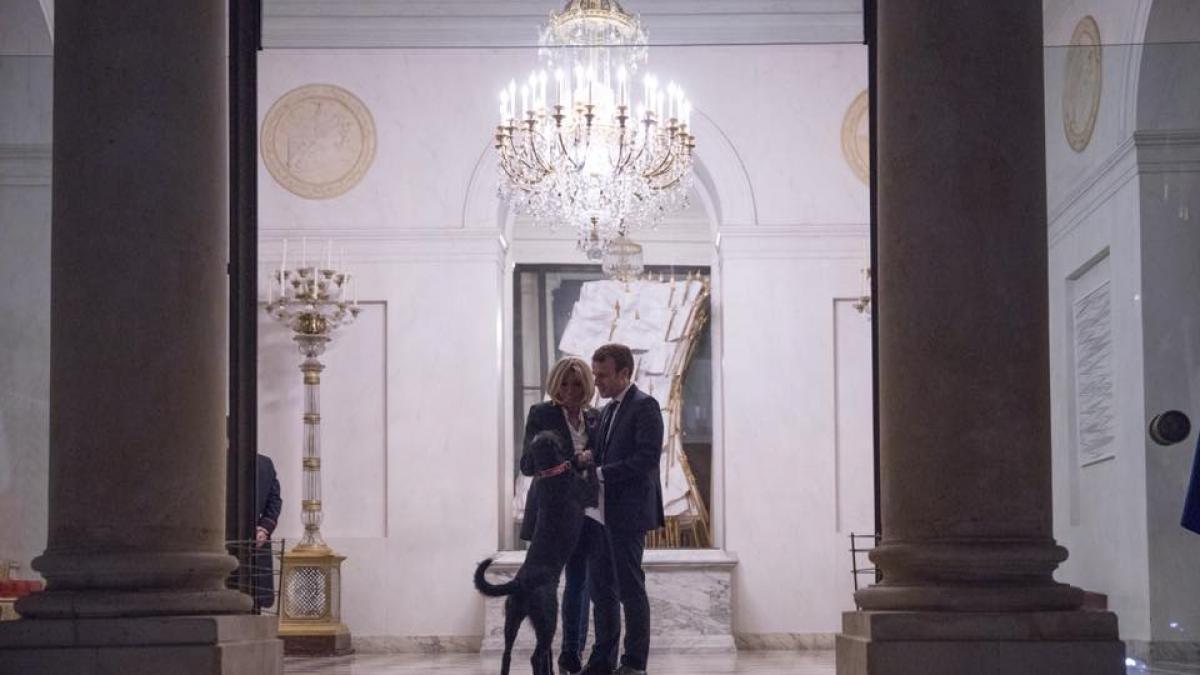Zvonul se confirma: Emmanuel Macron a scris un roman erotic!