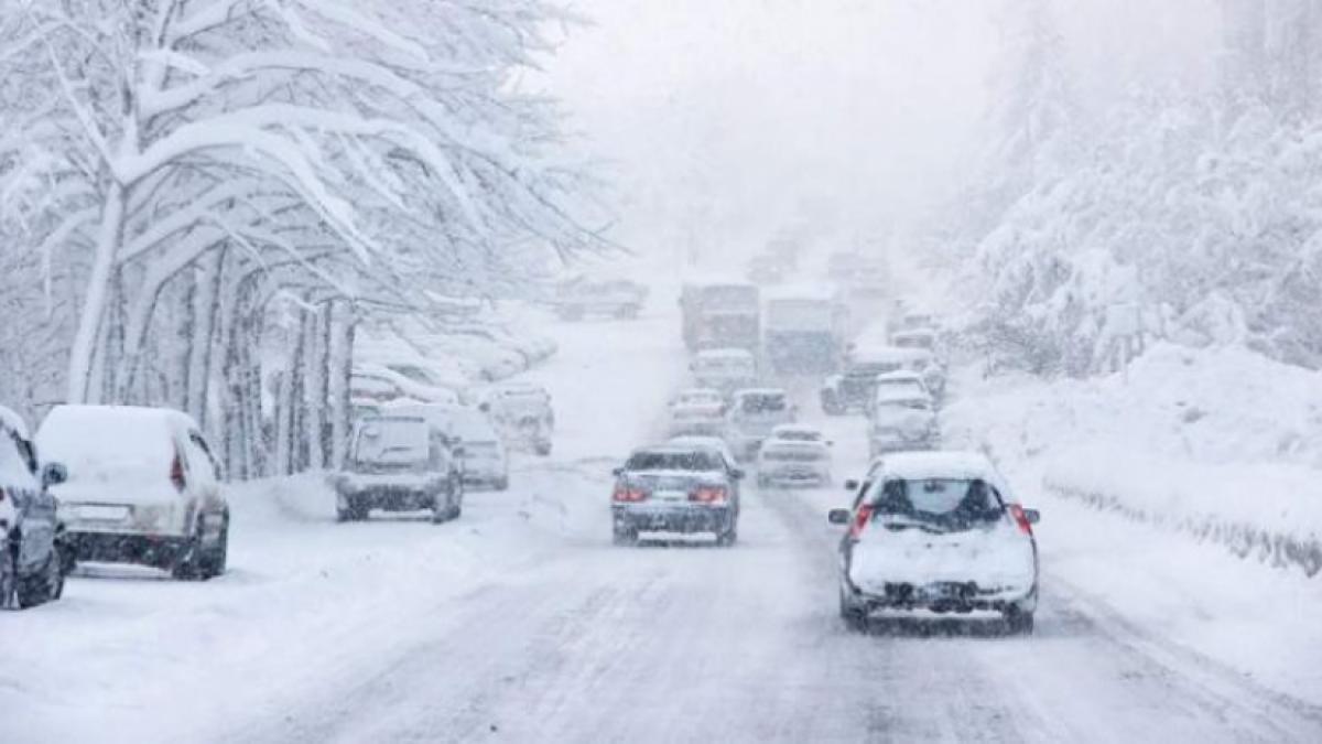 Alertă ANM pentru jumătate de ţară! Meteorologii spun că vor fi 24 de ore de ninsori abundente, viscol şi polei