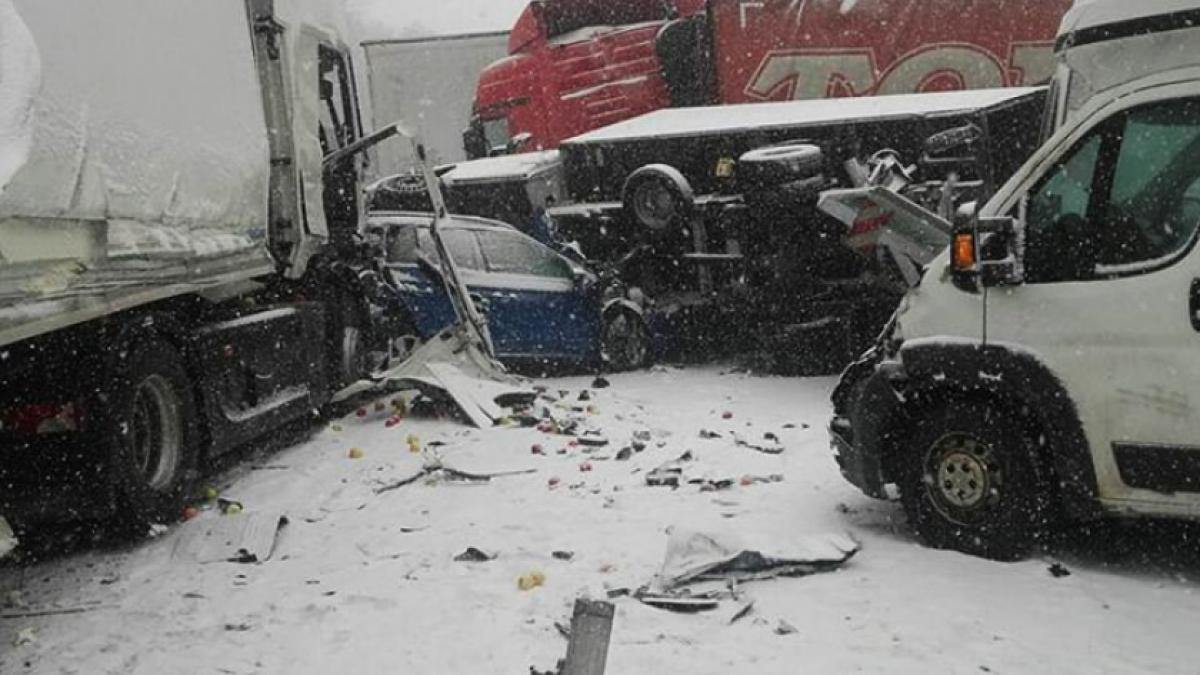 carnagiu cumplit in cehia zeci de masini strivite intr un carambol fara precedent