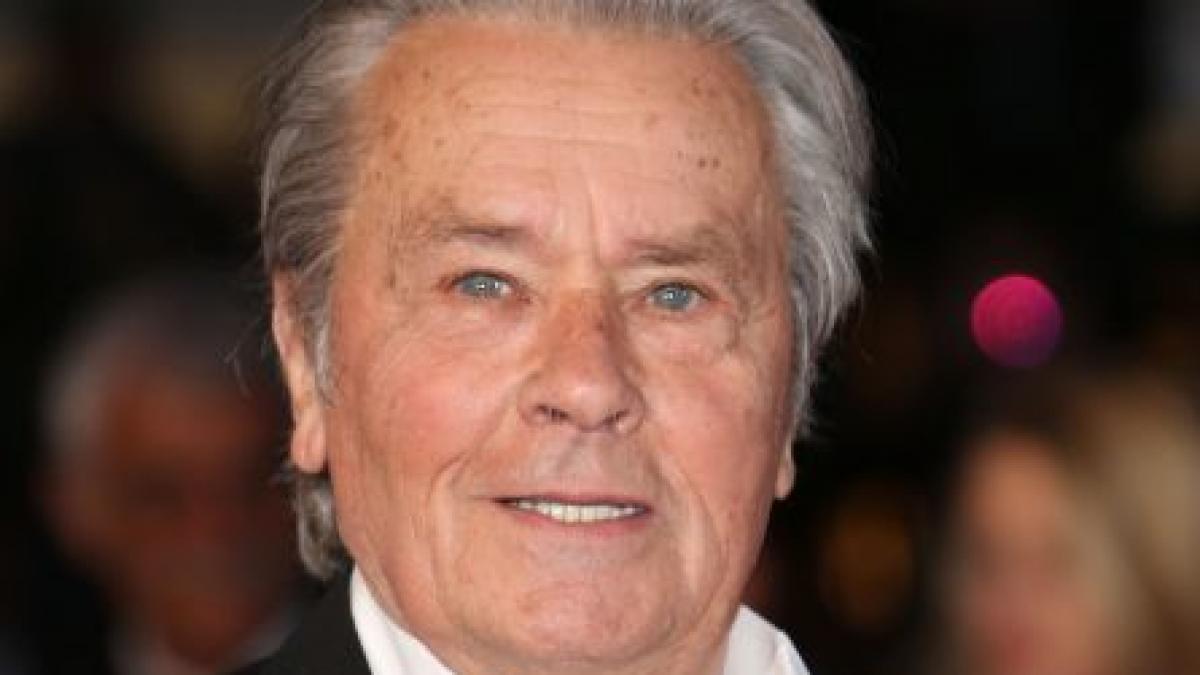 Alain Delon îşi "organizează" funeraliile şi doreşte să fie înhumat lângă mormintele câinilor lui 
