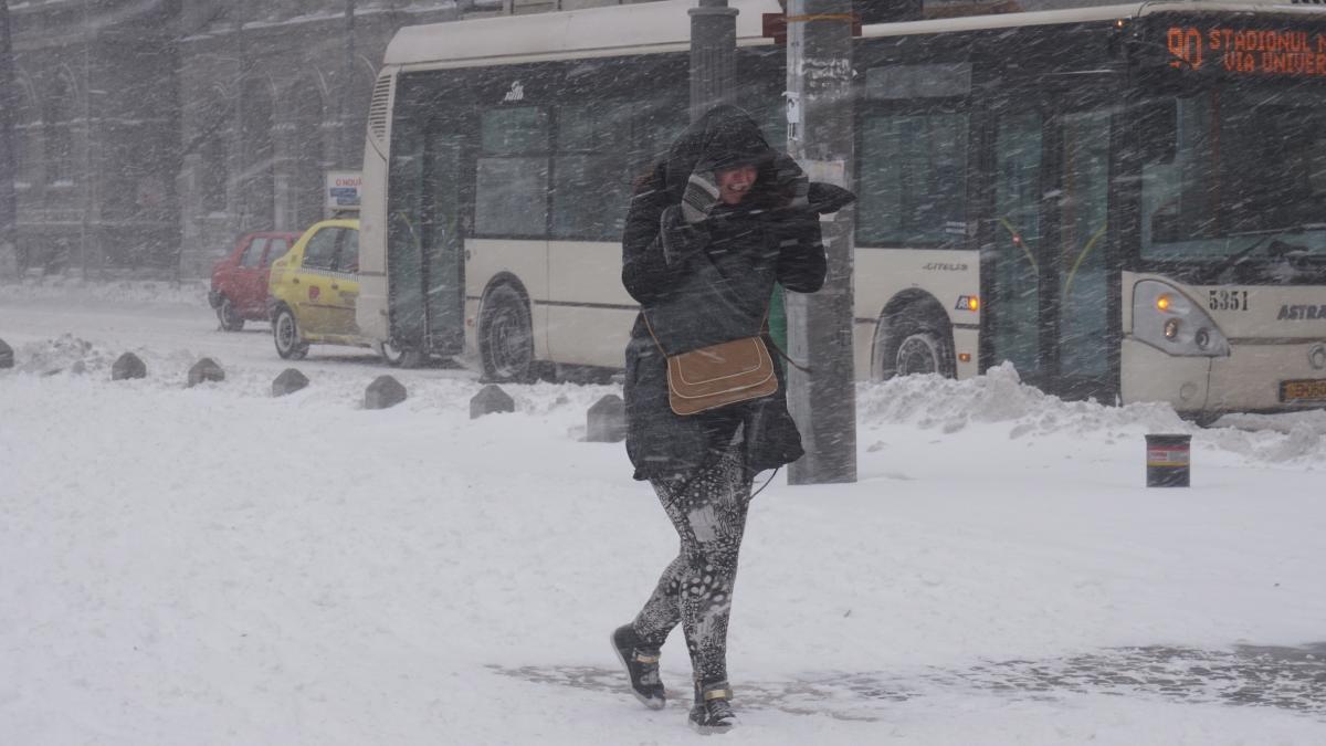 România, lovită de viscol: drumuri închise şi localităţi în beznă