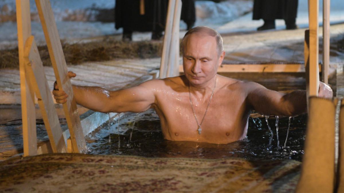 vladimir putin a facut baie de boboteaza pe rit vechi video