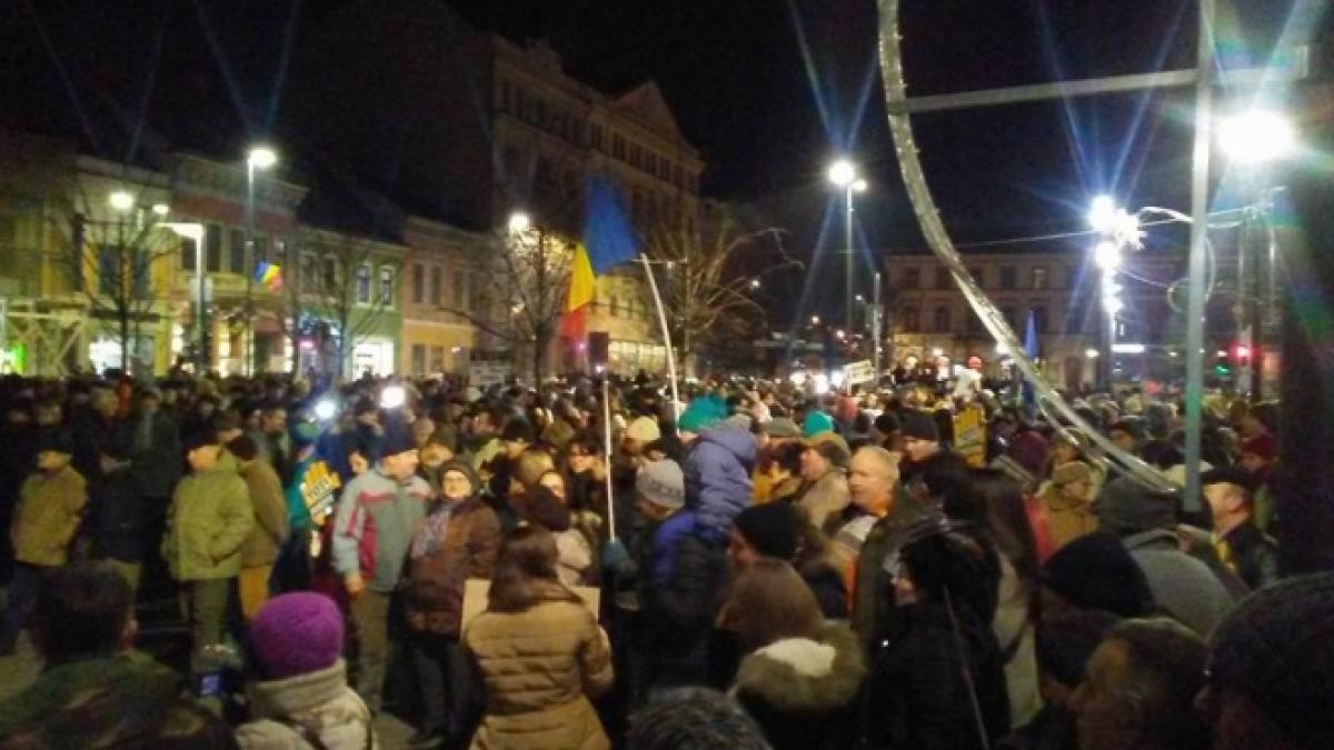 Mii de oameni protestează în toată țara
