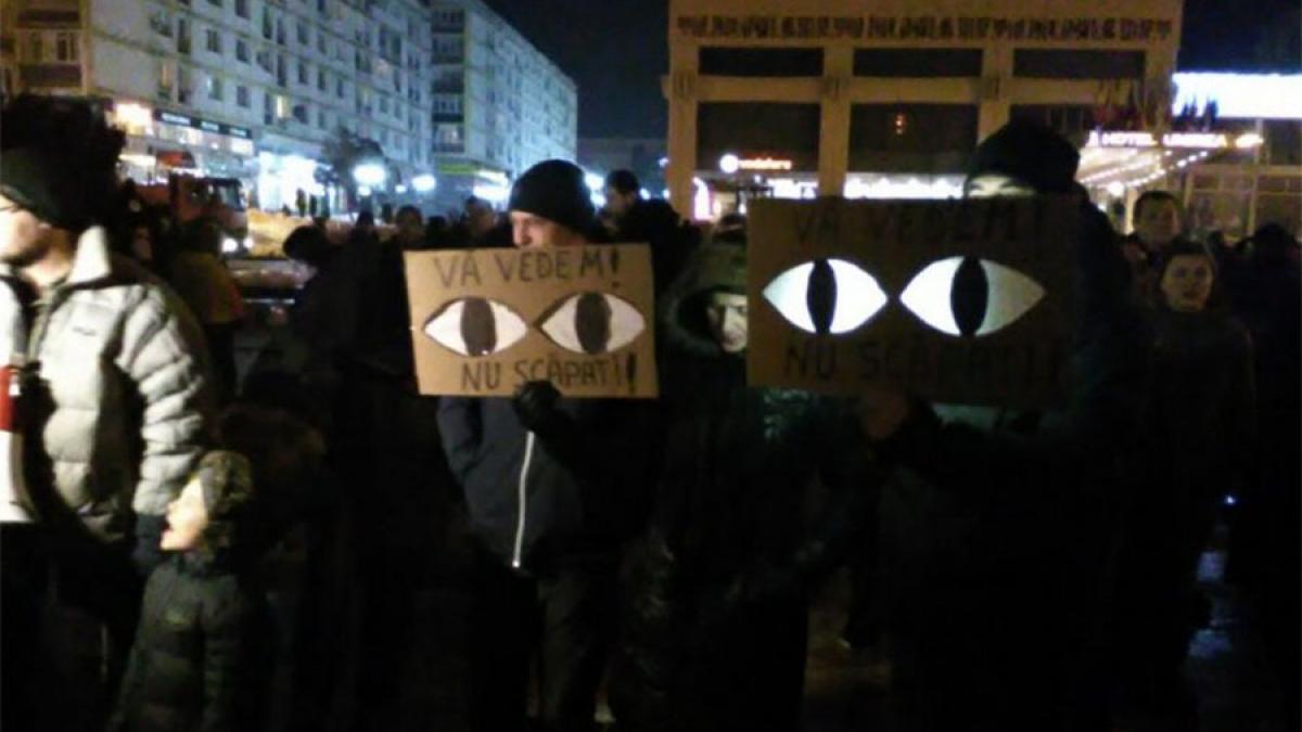 Numărul protestatarilor a ajuns la câteva mii în Cluj-Napoca, Sibiu, Iaşi şi Tmişoara