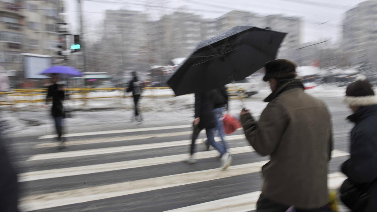 Ploi, lapoviţă şi ninsoare în sudul şi sud-estul ţării, inclusiv în Bucureşti, sâmbătă şi duminică