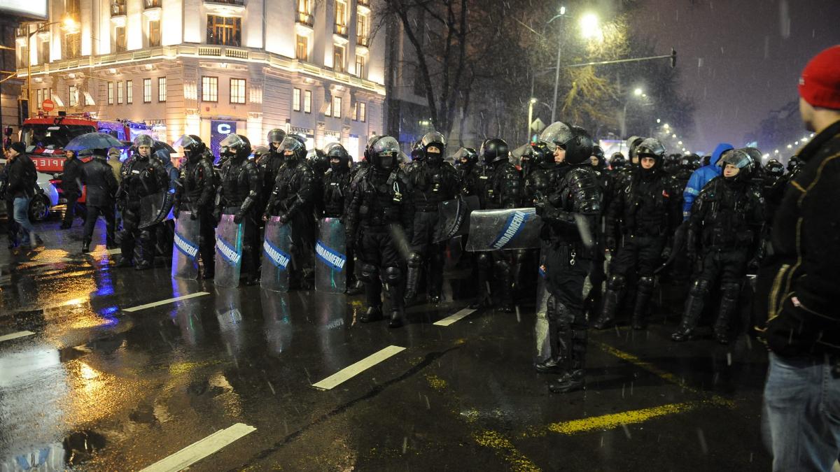Oficial: jandarmul care a lovit manifestanţi a fost provocat