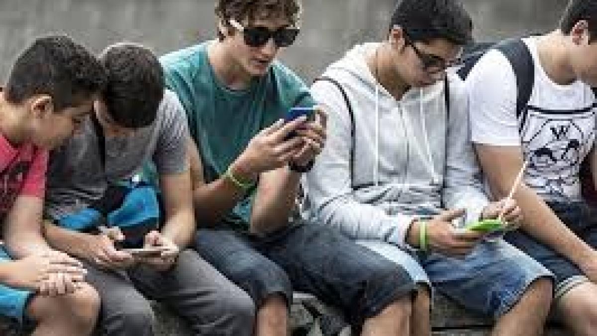 Adolescenţii care petrec mult timp în faţa telefoanelor mobile sunt mai nefericiţi