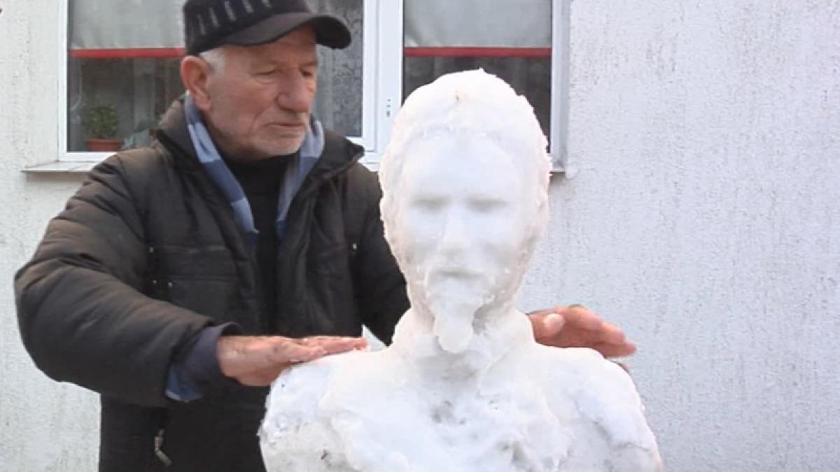Un pensionar a sculptat bustul lui Alexandru Ioan Cuza în zăpadă