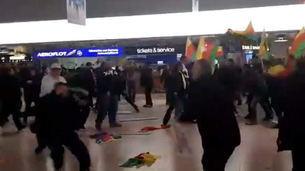 video 180 de turci si kurzi s au incaierat in aeroportul din hanovra