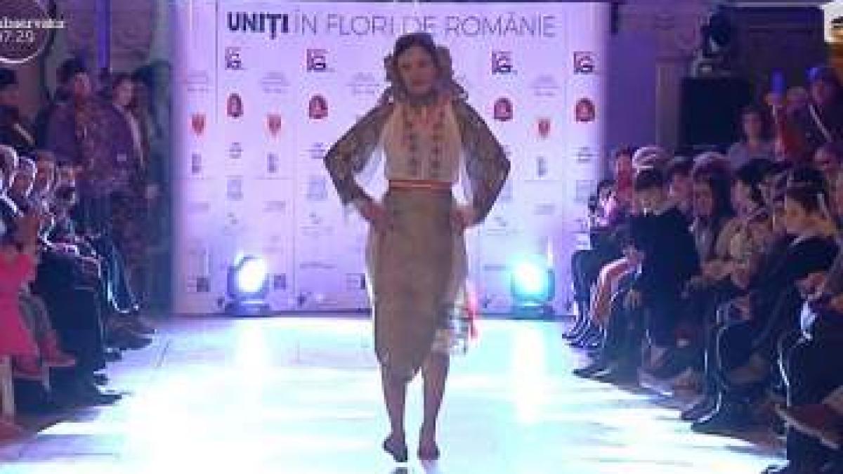 Paradă de costume populare vechi de 100 de ani 