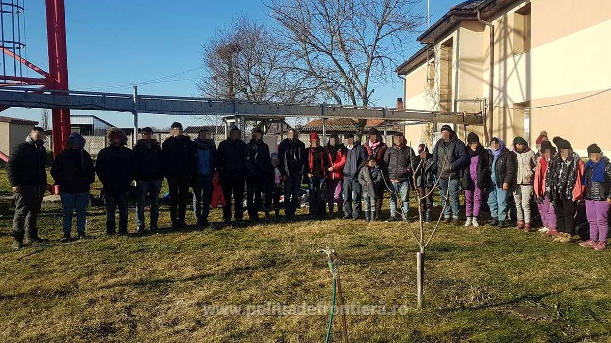 Un grup masiv de migranți, oprit de polițiști la Moravița