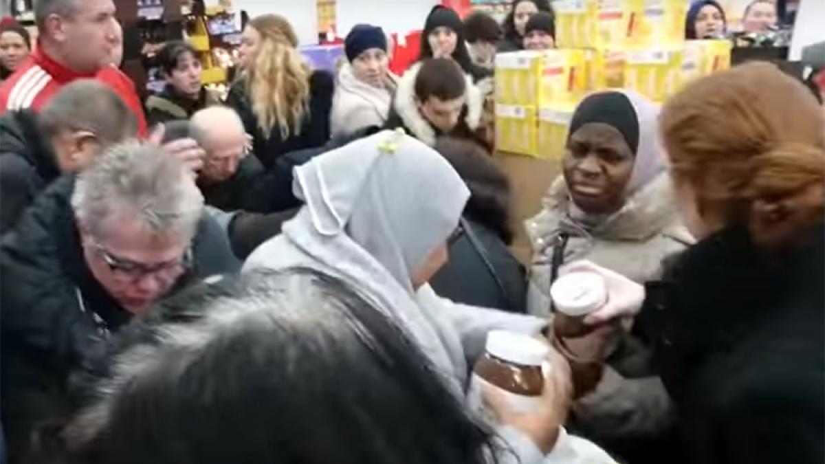video francezii s au batut in magazine pentru nutella