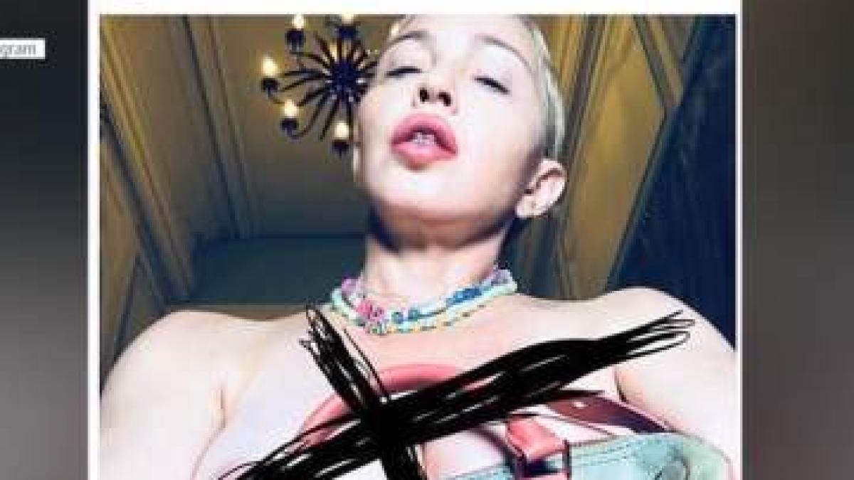La 59 de ani, Madonna a pozat topless pentru fani