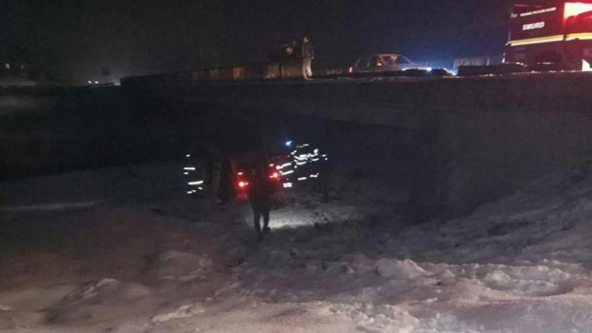 Accident grav pe DN13. Un bărbat a murit încarcerat, după ce maşina în care se afla a căzut de pe un pod