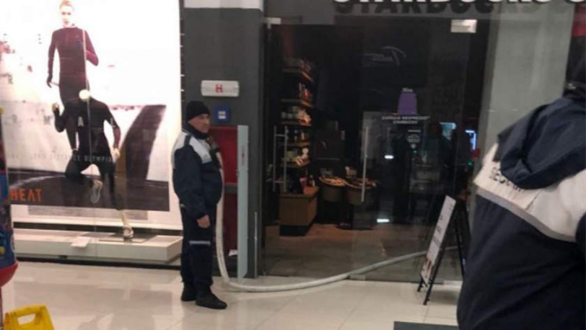 Clipe de coșmar la mall din Ploiești după ce un incendiu a izbucnit la cafeneaua Starbucks 