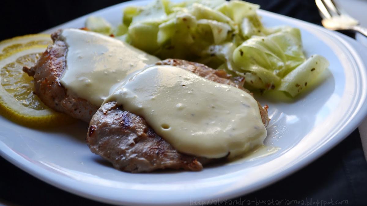 Rețeta zilei: Cotlete de porc cu smântână