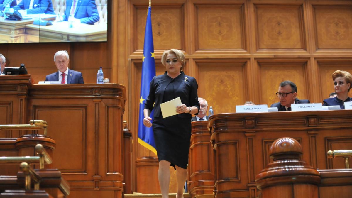 Guvernul Dăncilă a trecut de Parlament fără emoţii